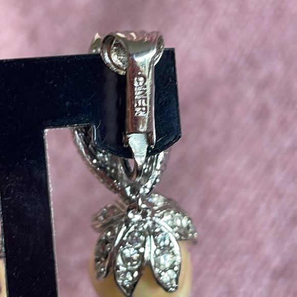 Vintage CINER Rhinestone and Pearl Clip On Earrings!  Gorgeous.  Wedding Worthy! - Picture 7 of 17
